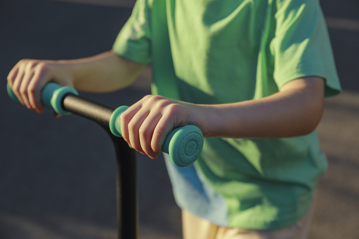 Ninebot eKickScooter ZING A6_Lifestyle picture_TPR Grip-Handlebar-720x480_72